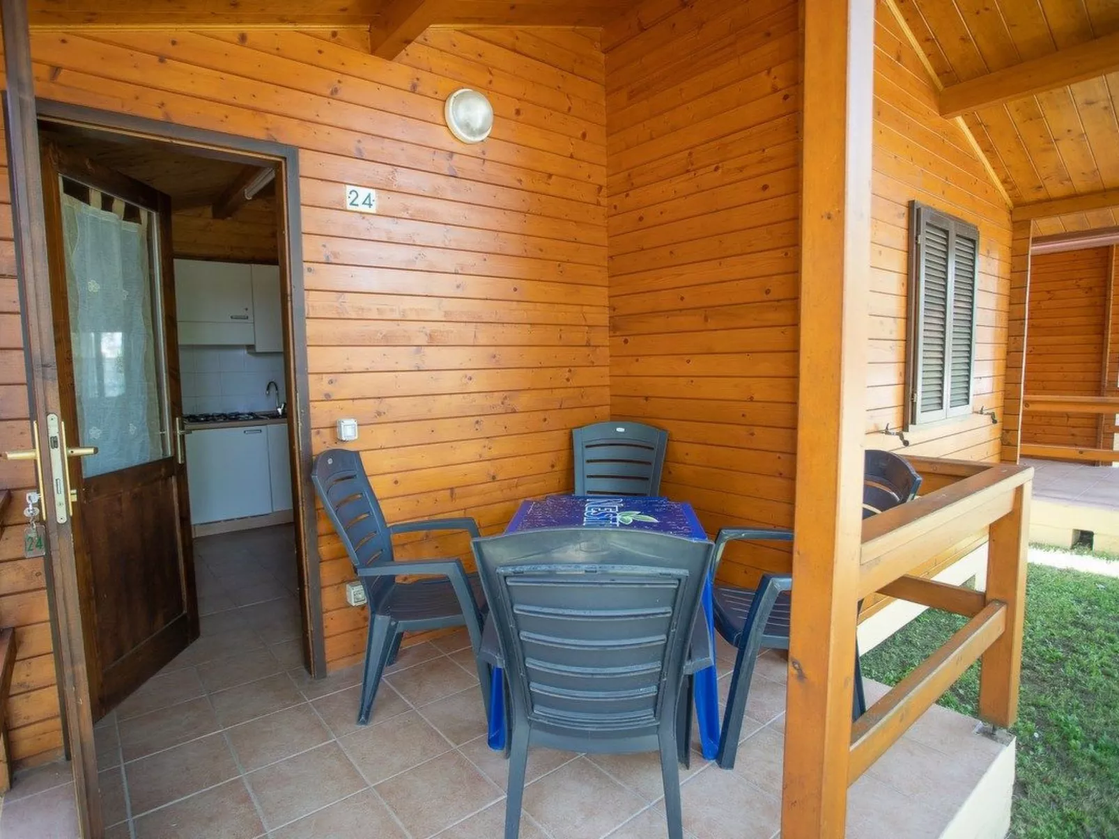 Bungalow aus Holz mit Veranda und nah am Strand.-Dehors