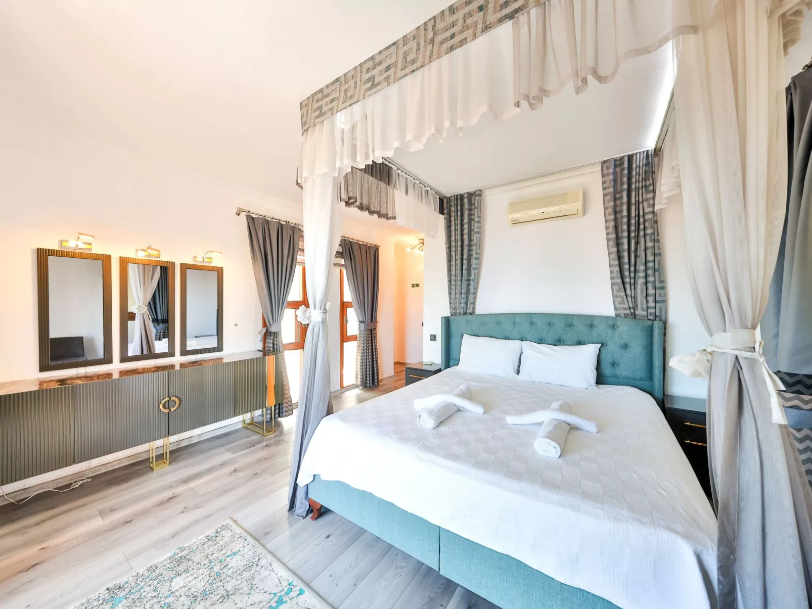 Villa mit Meerblick und privatem Pool-Inside