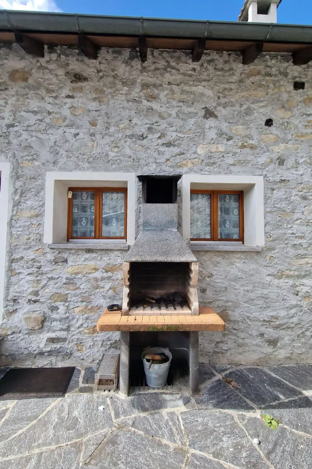 Chalet in den sonnigen Schweizer Südalpen-Draußen