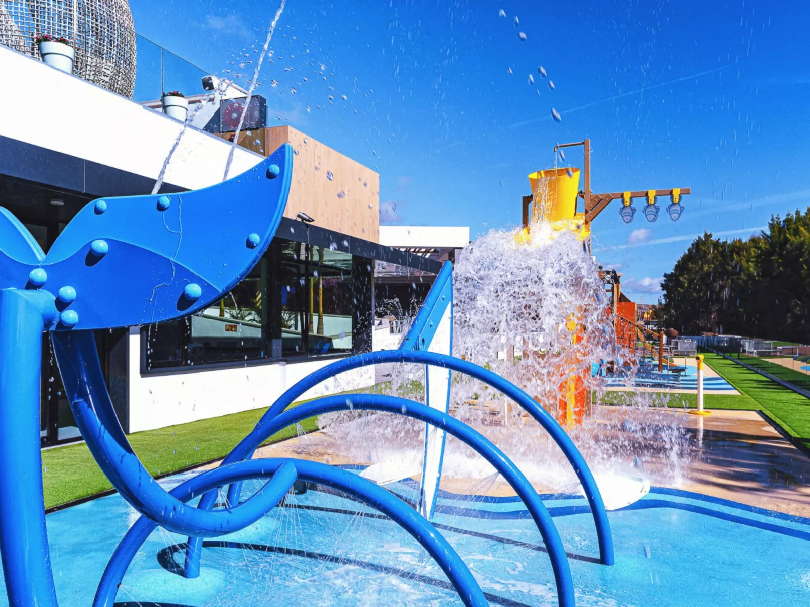 Villa mit Wasserblick-Outside