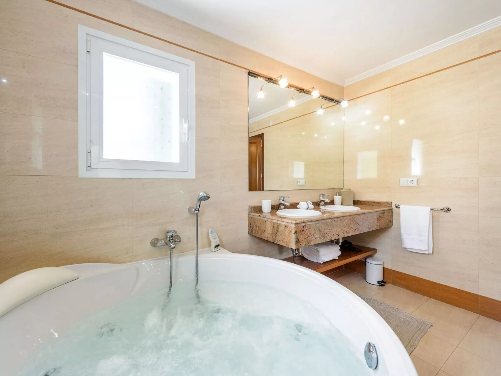 Schöne Villa Belvedere mit 4 Schlafzimmern, 3 Bädern, beheiztem Pool, zwei Whir-Inside