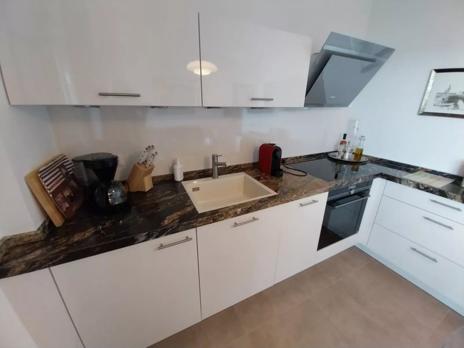 Helle und neue Ferienwohnung direkt am Strand-Drinnen