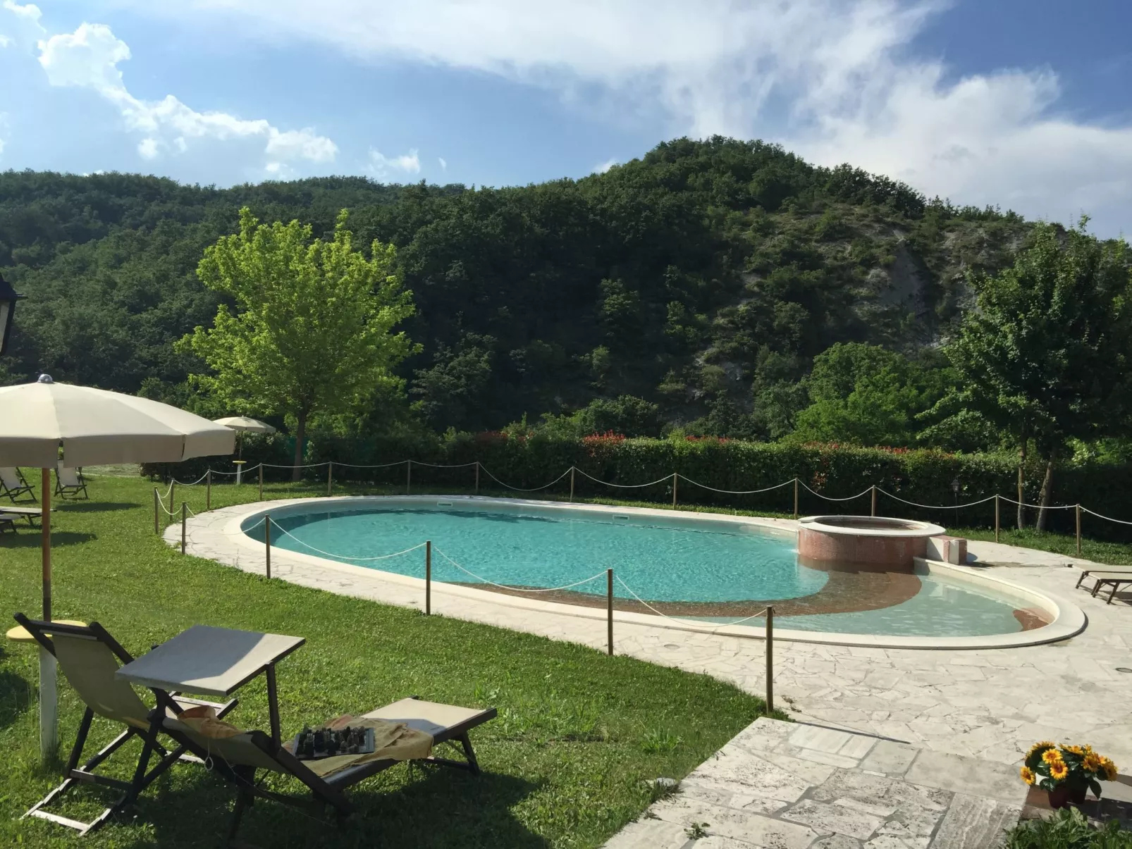 Unterkunft in einer Höhle mit Whirlpool-Outside