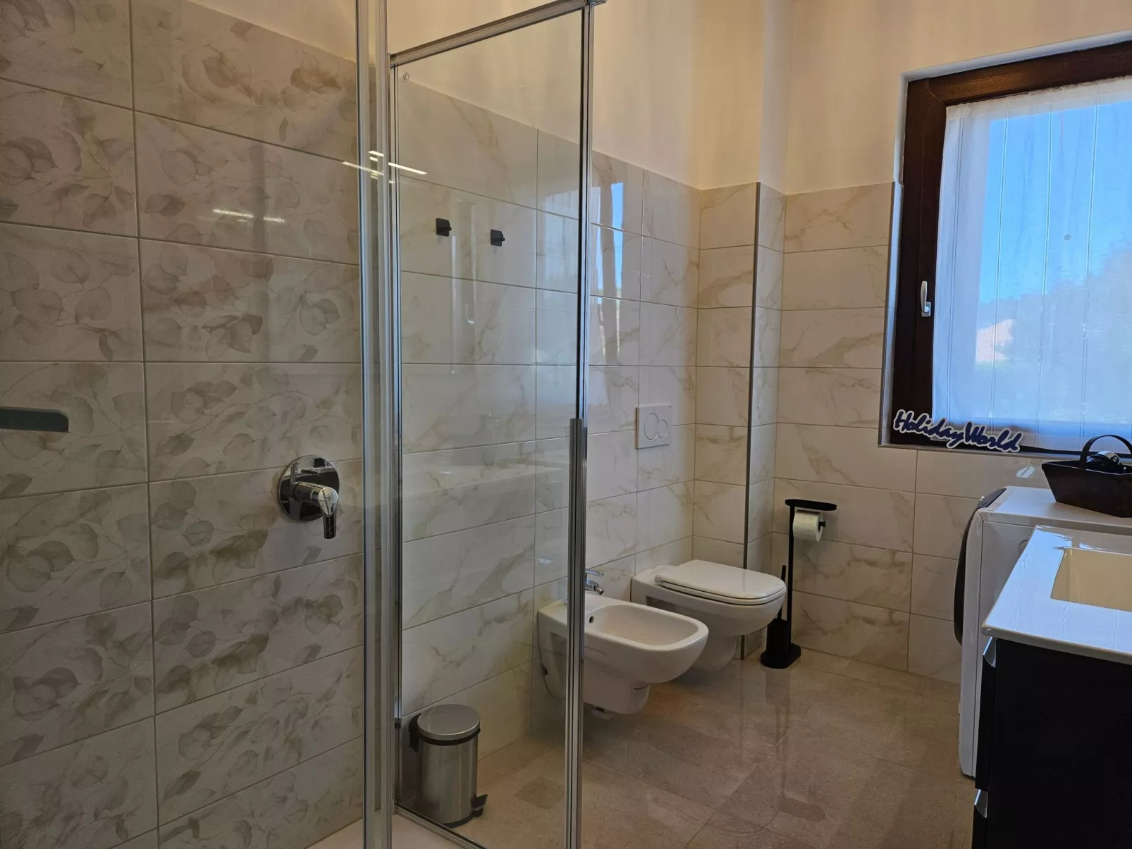 Zwischen Seen und Hügeln in Pina by Holiday World-Drinnen