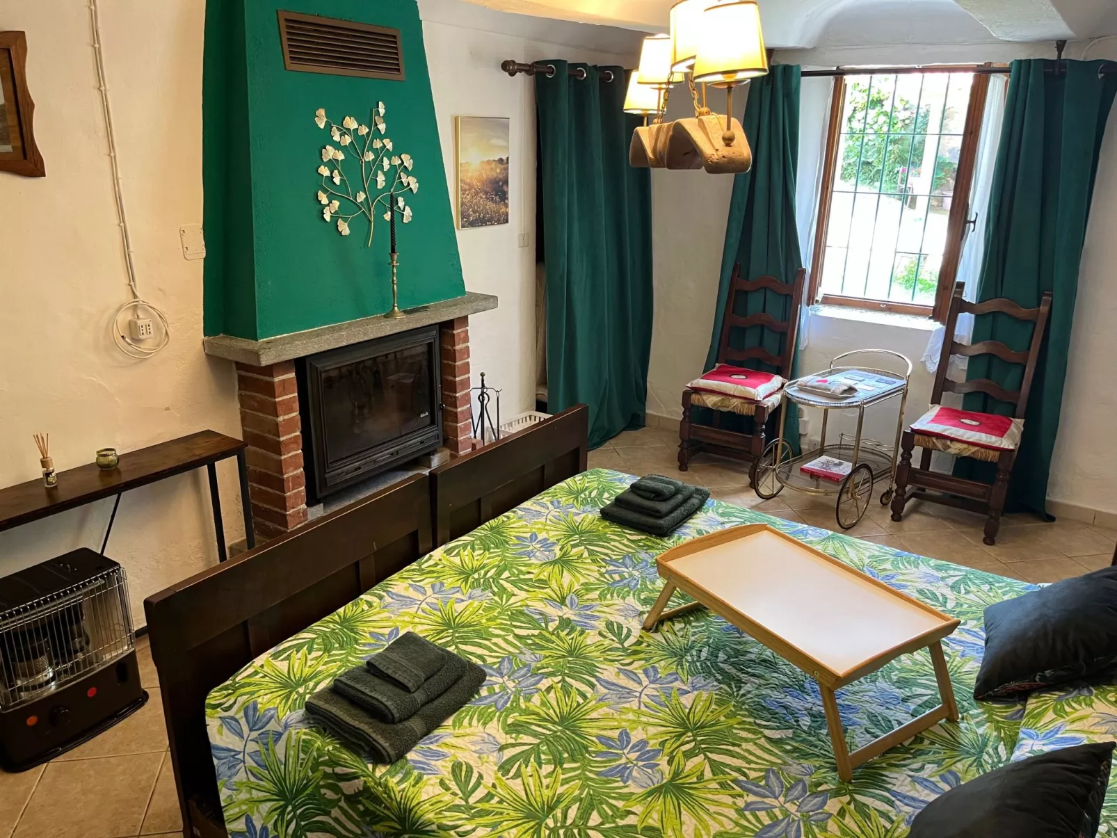 Typisches Bauernhaus mit holzbefeuertem Kamin-Dedans