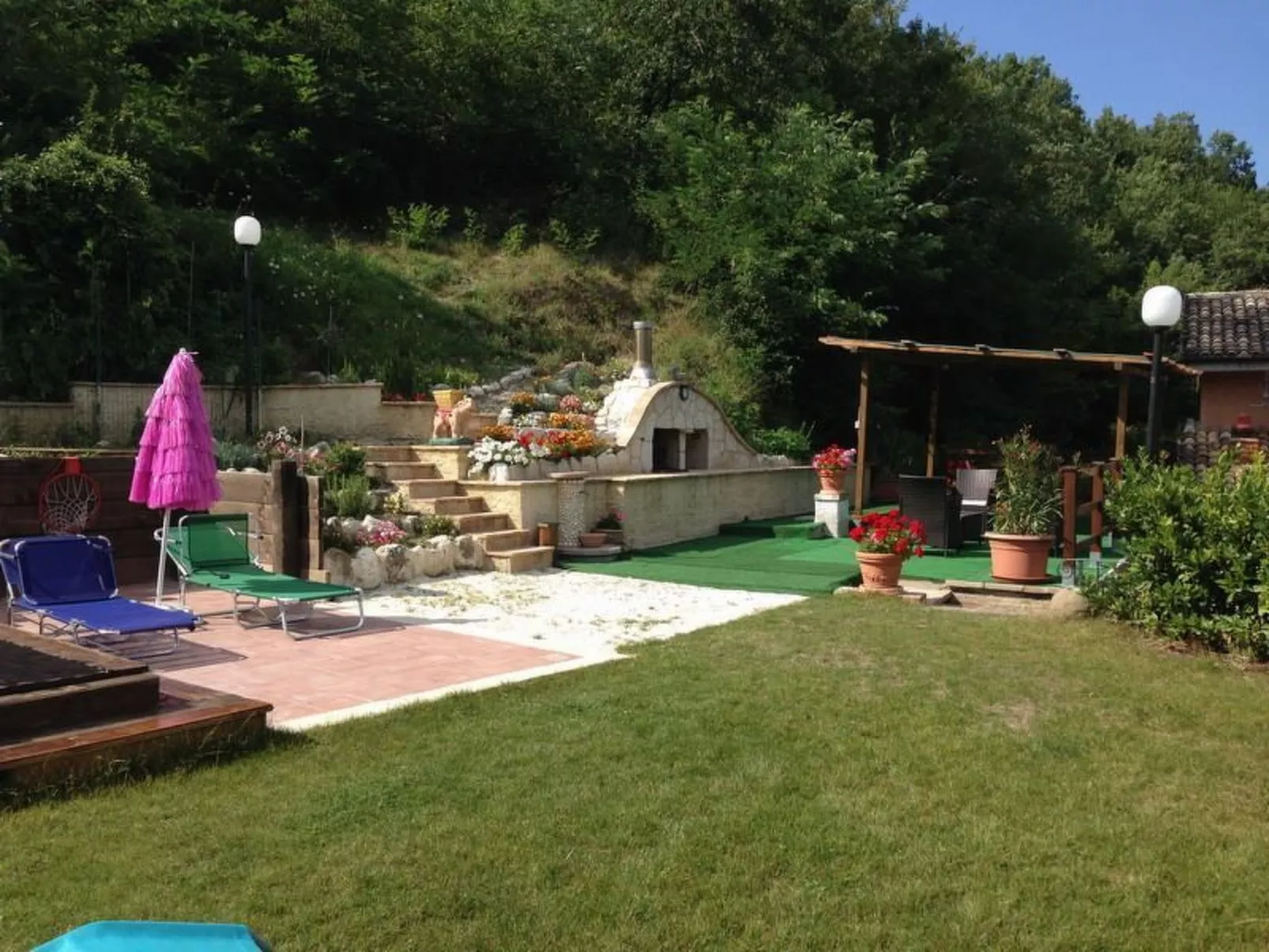 Schönes Ferienhaus in Sarnano mit privatem Pool-Outside