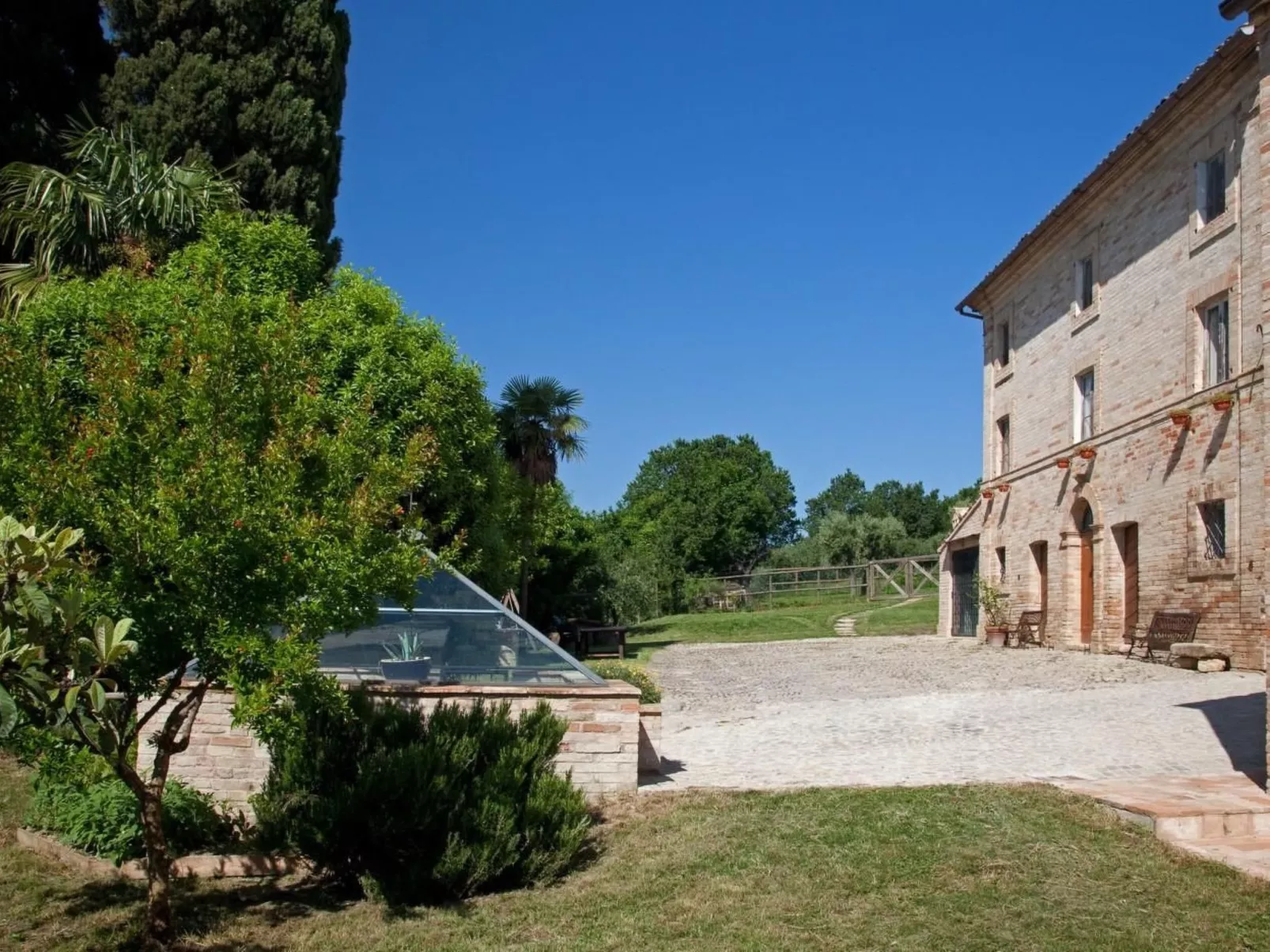 Rote Wohnung Bauernhaus-Draußen