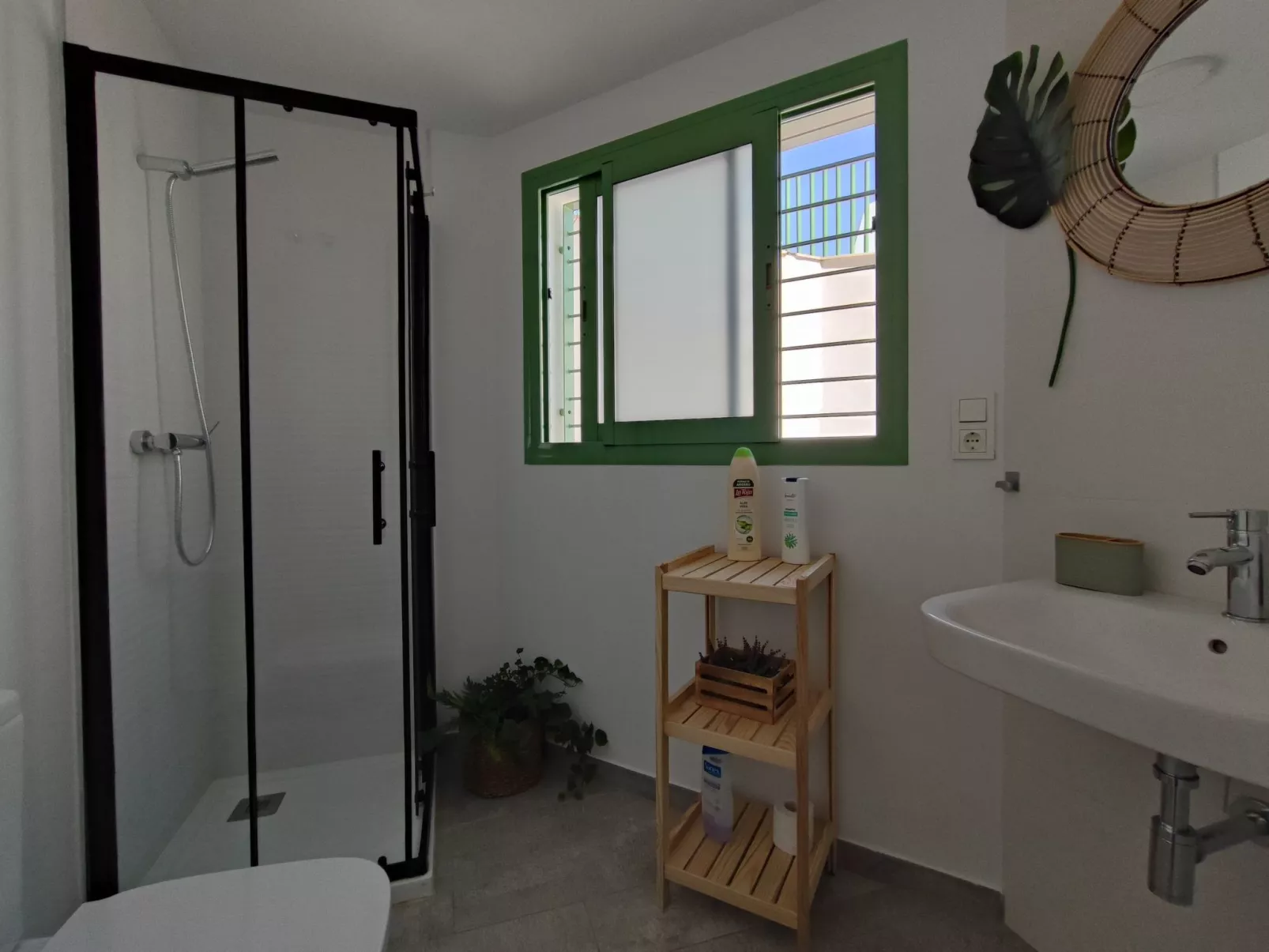 "La Invincible Moja" (Die unbesiegbare Moja)-Outside