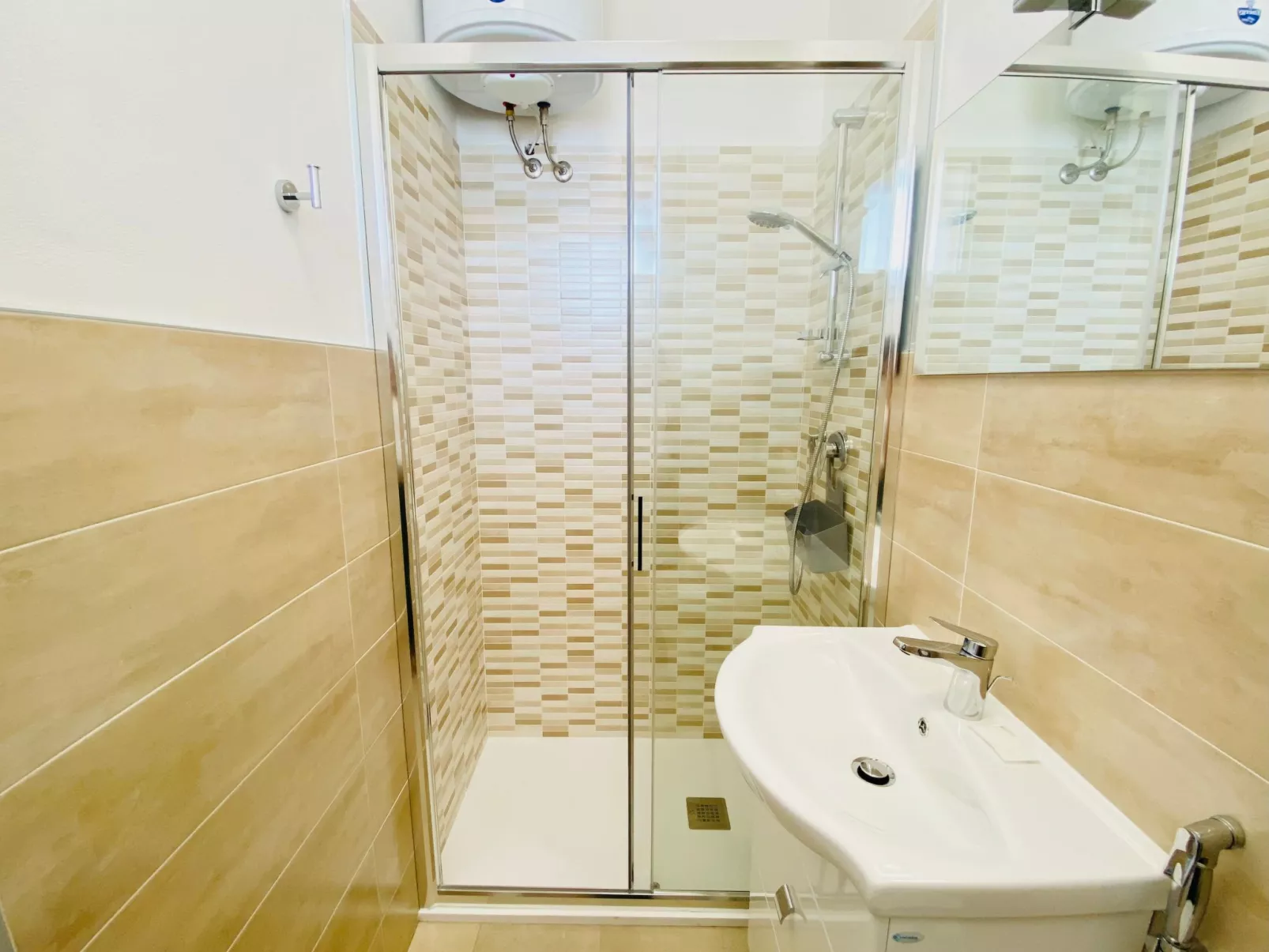 Modernes renoviertes Studio-Apartment mit Meerblick-Drinnen