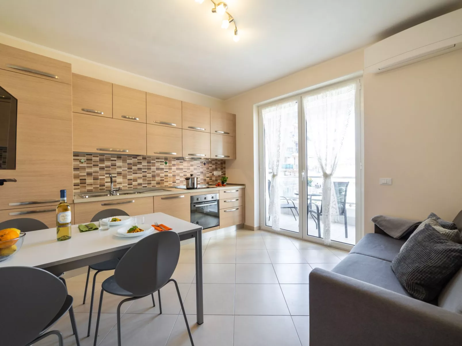 "Sirio" mit Gemeinschaftspool und 200 m vom Meer entfernt-Inside