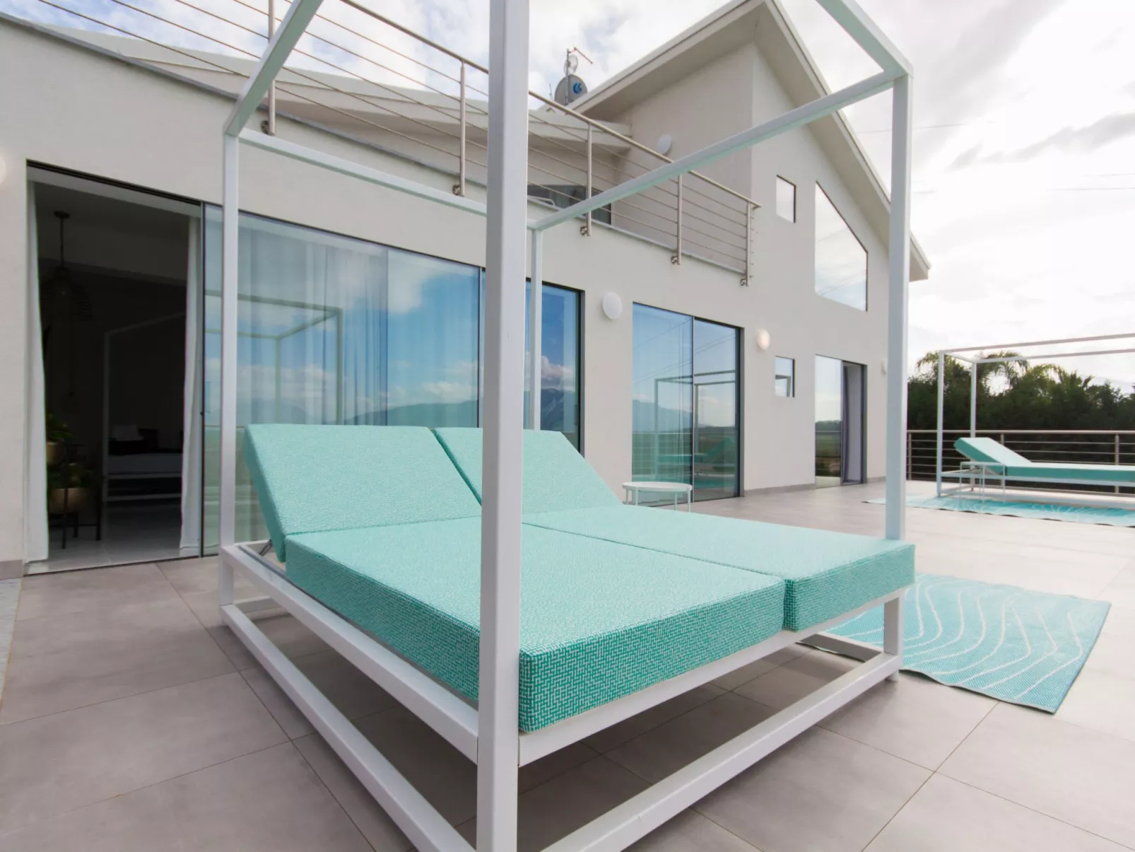 Weiße Luxusvilla-Drinnen