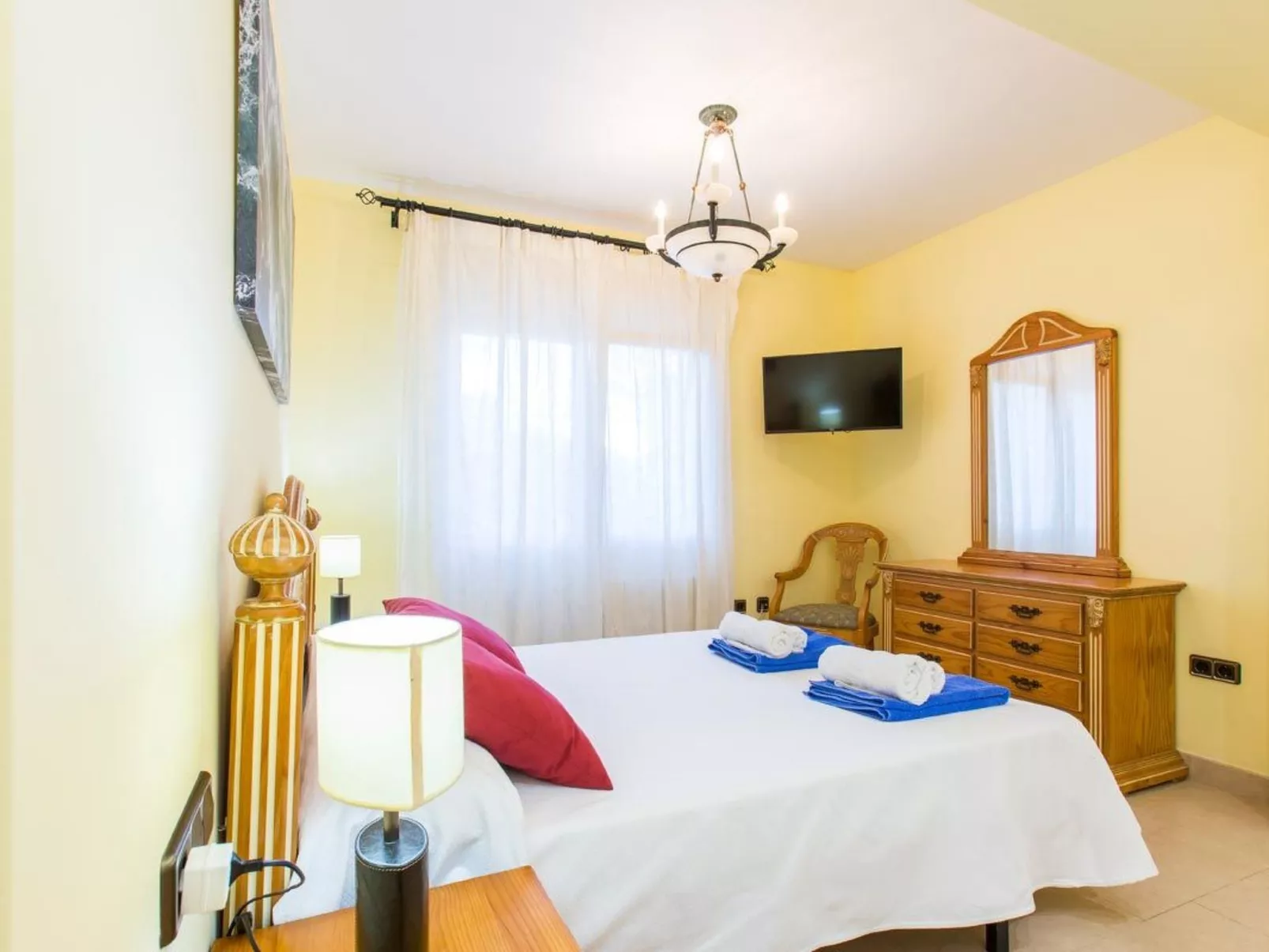 Haus mit privatem Pool, Garten und privatem Parkplatz-Inside