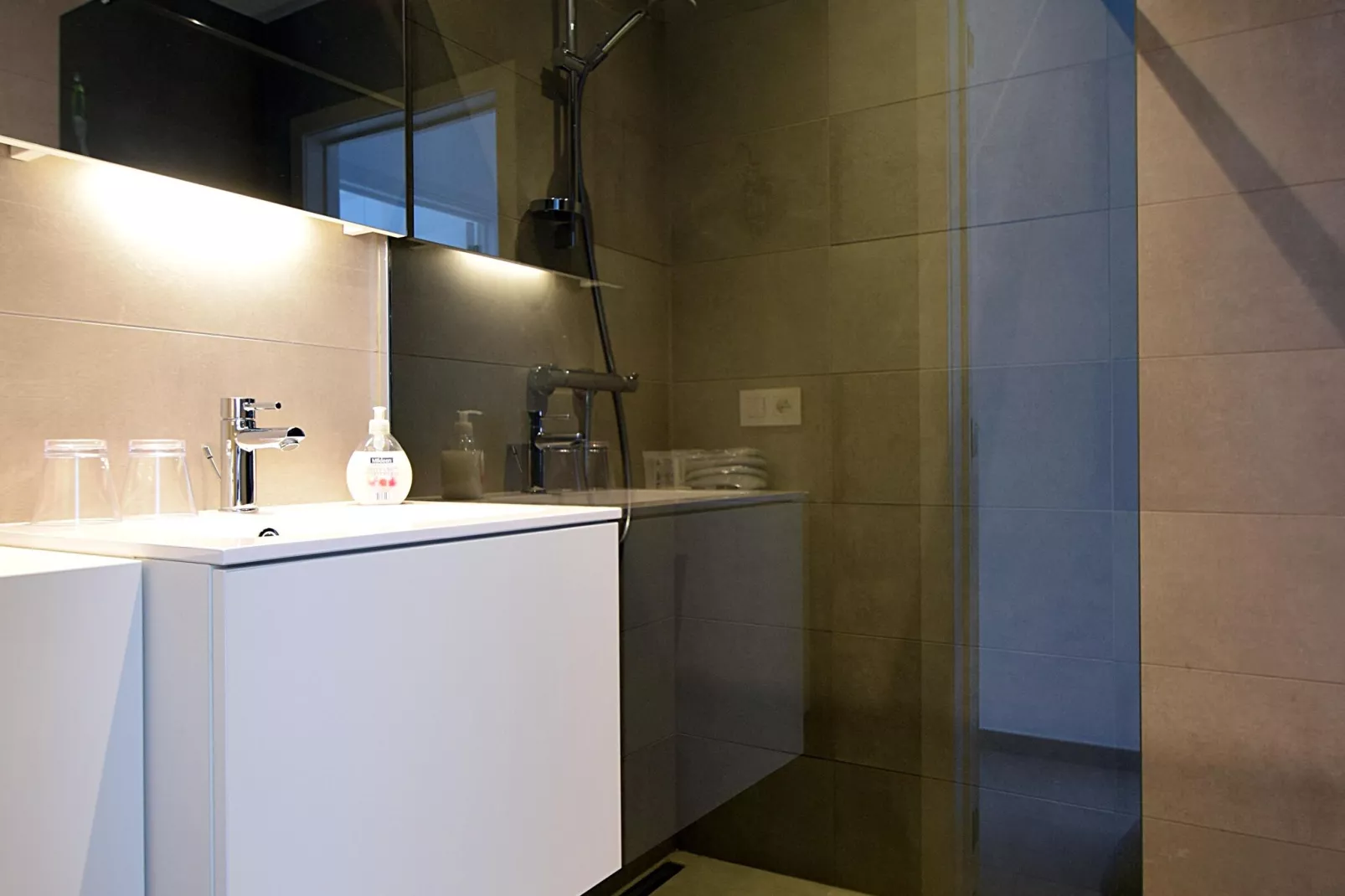 Aaron 0201-Bathroom