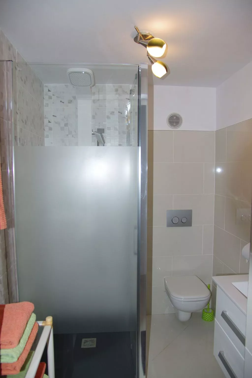 Sonniges Ferienhaus mit Grill, Garten und Pool-Inside