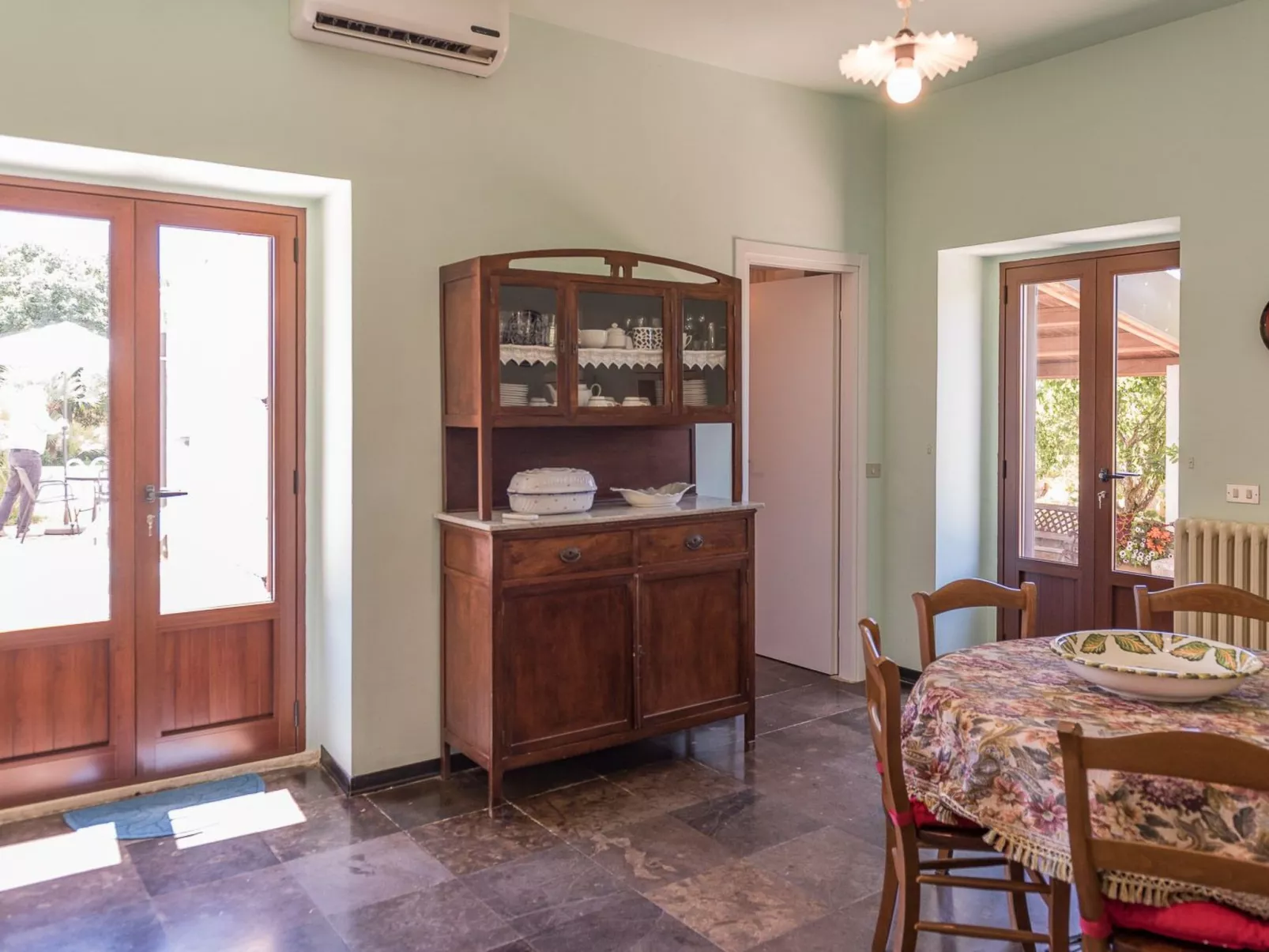 "Villa mit Pool-Inside