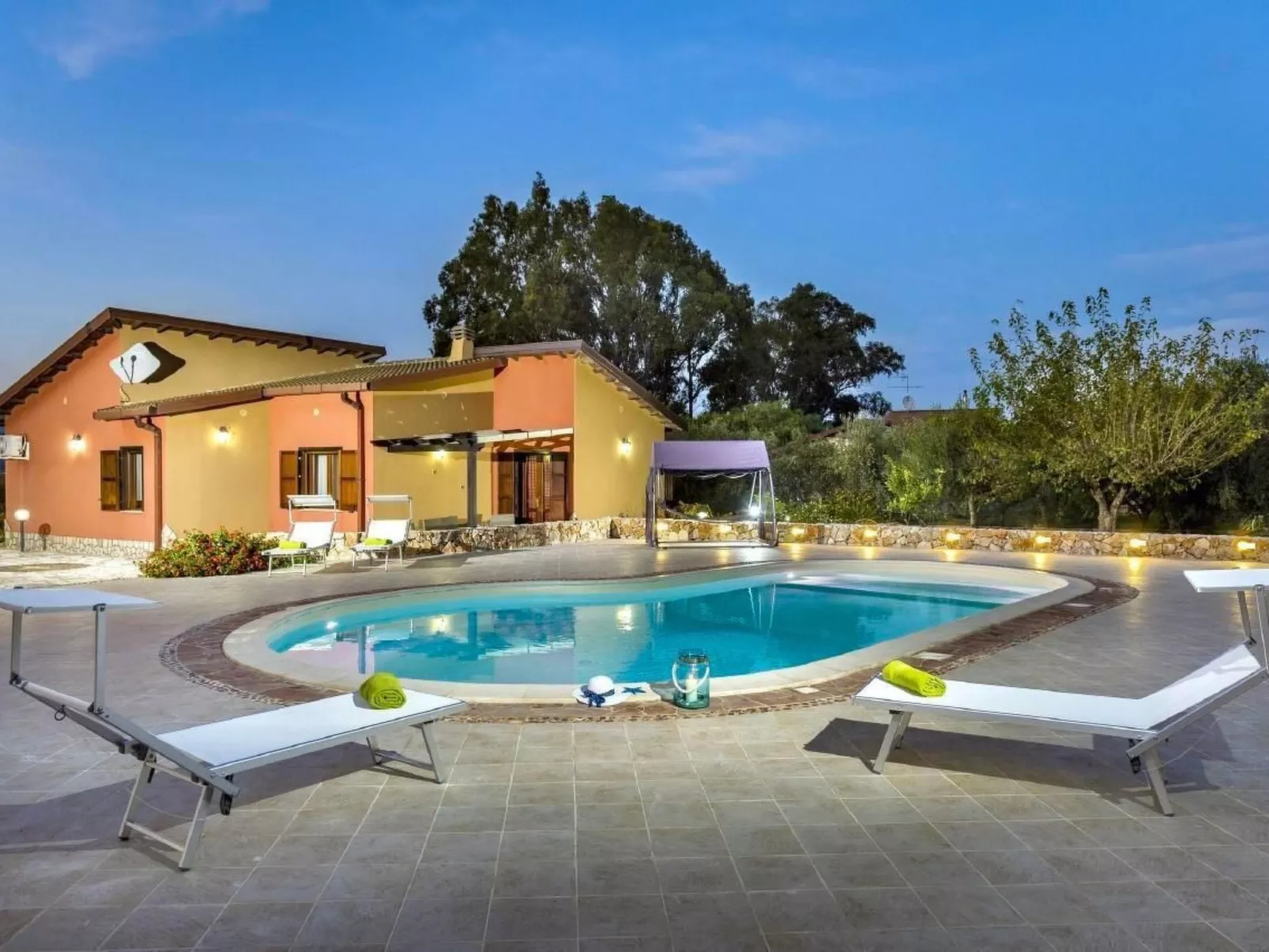 "Flavia" mit eigenem Pool-Outside