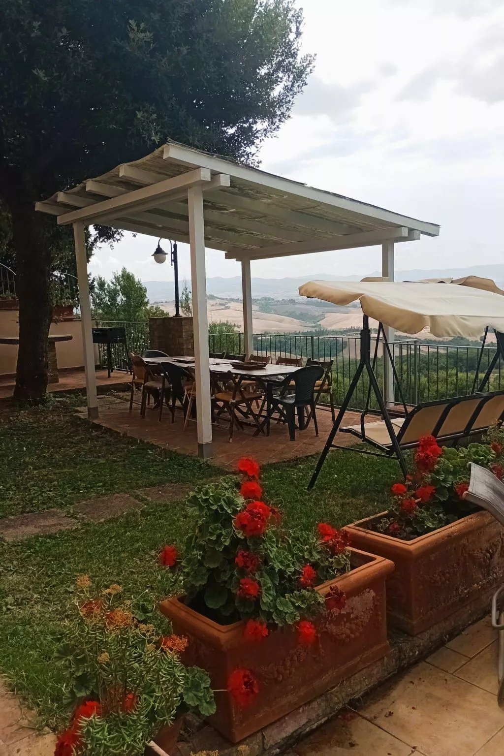 Zweizimmerwohnung mit Schwimmbad und Garten zur alleinigen Nutzung-Draußen