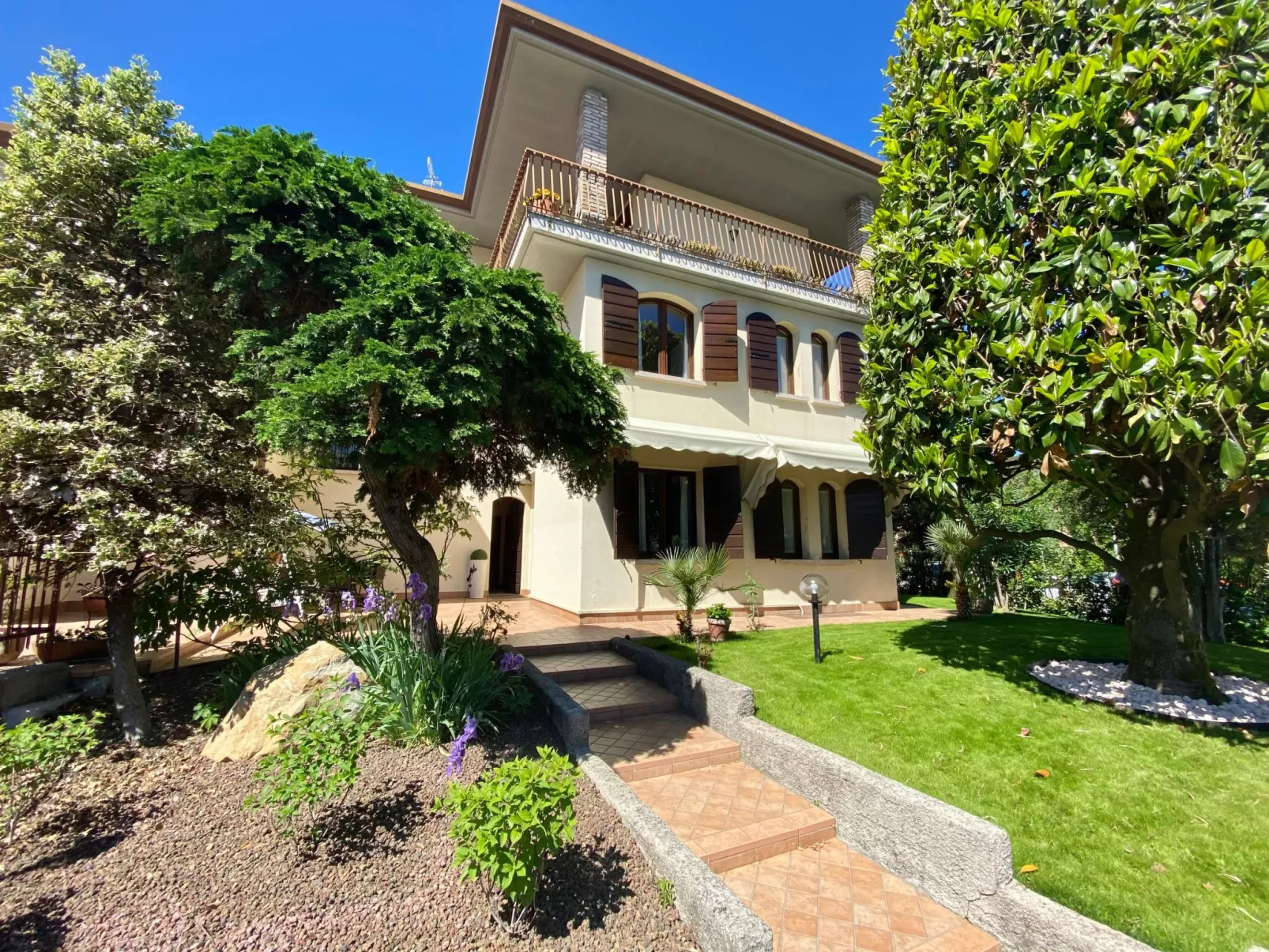 Gemütliche Drei-Zimmer-Wohnung mit Garten-Dedans