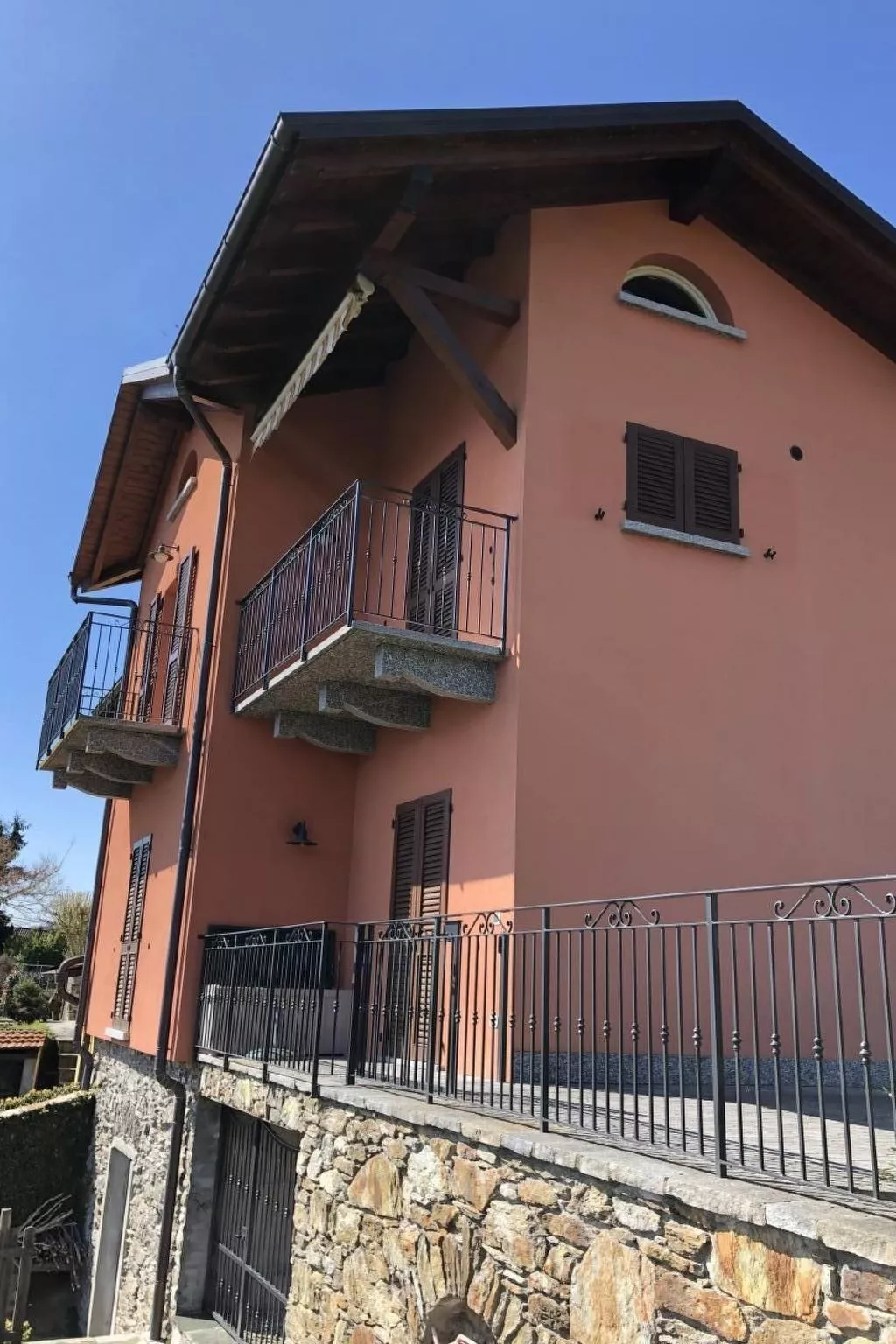 Rustikales Haus in ruhiger Lage mit  Seesicht-Draußen