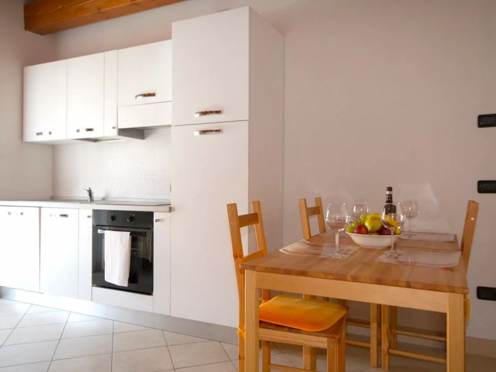 Lakeside Attic Apartment-Dedans