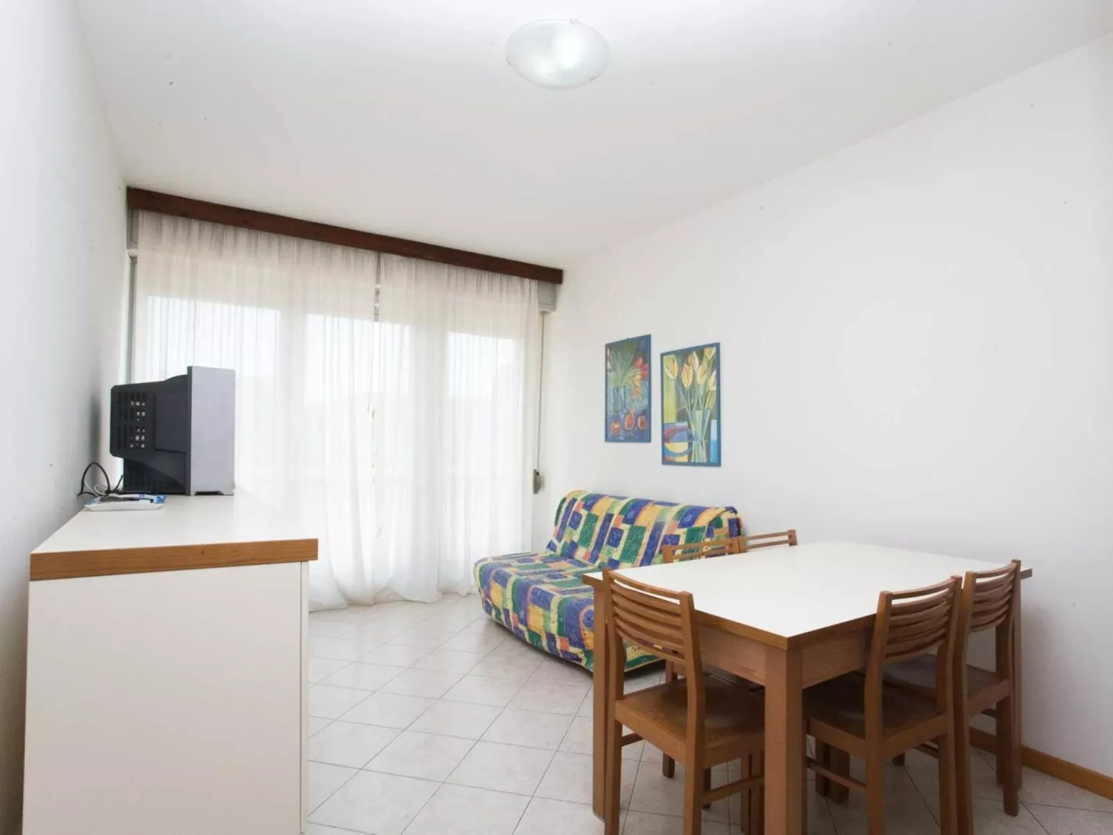 'Sanian B' mit Balkon-Drinnen