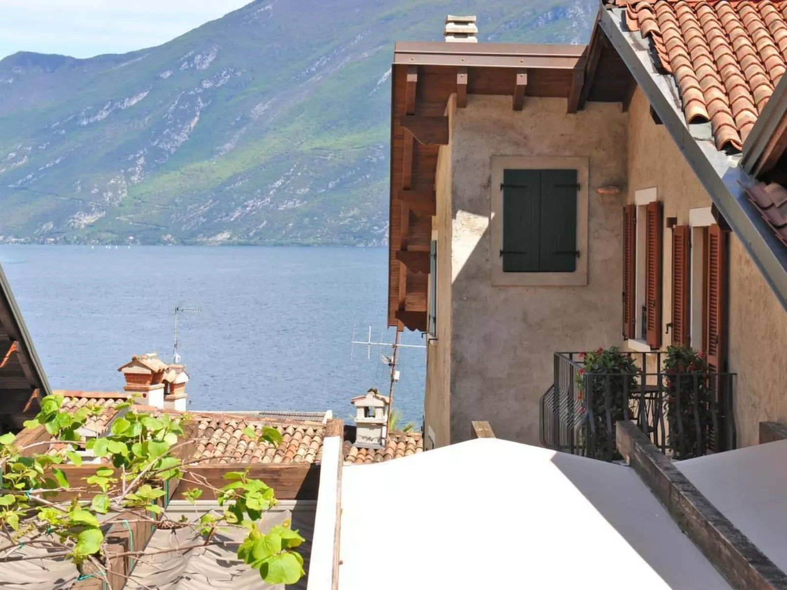 Große Wohnung in Limone Sul Garda mit Terrasse und Garten und Nah am Strand-Outside