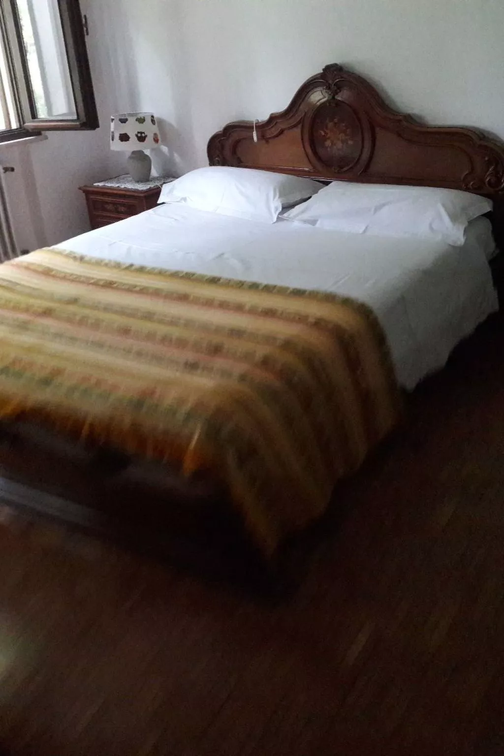 Auf einem ummauerten Grundstück-Dedans