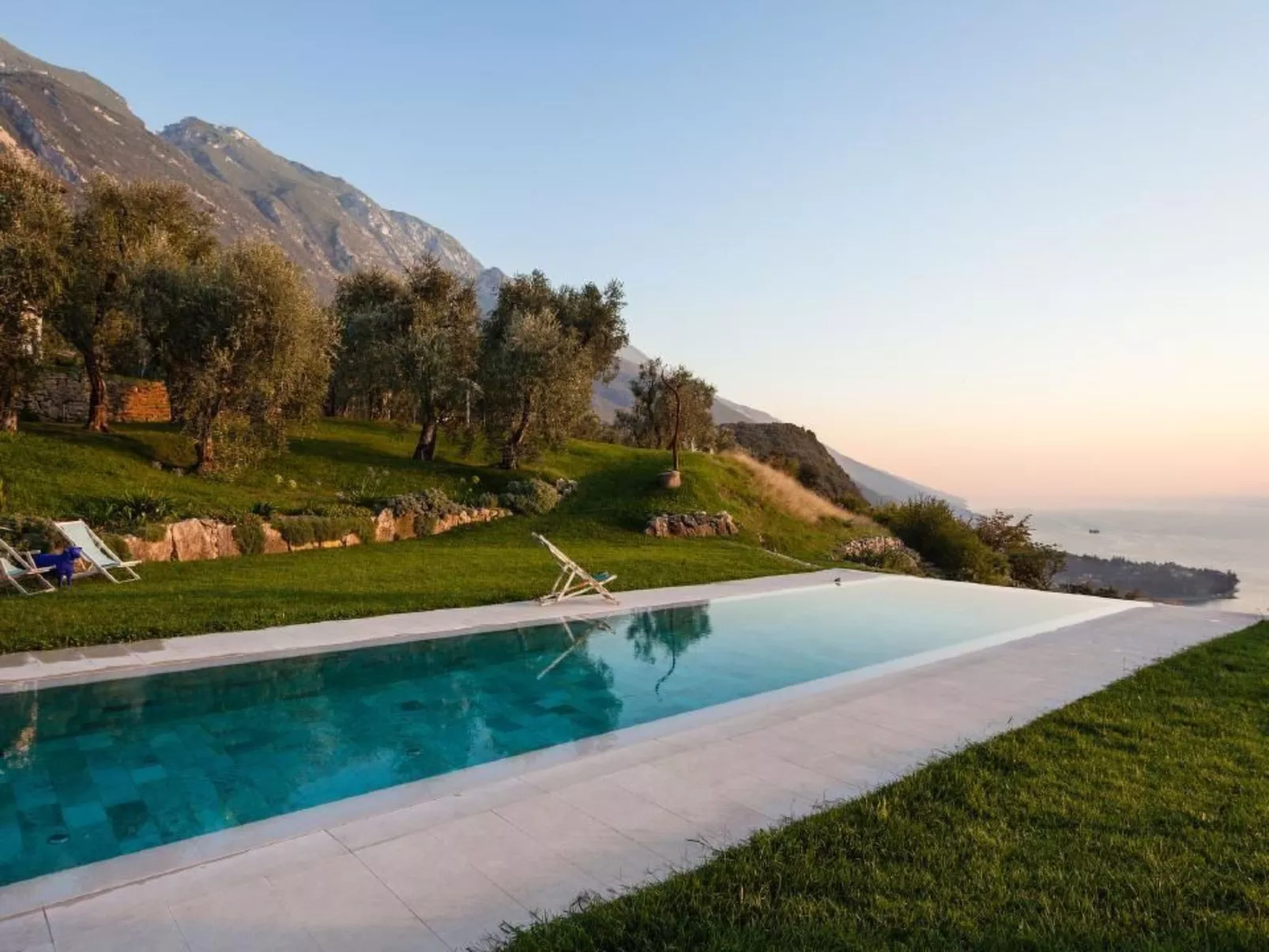 Rustiko-Landhaus mit Infinity-Pool und Seeblick-Dehors