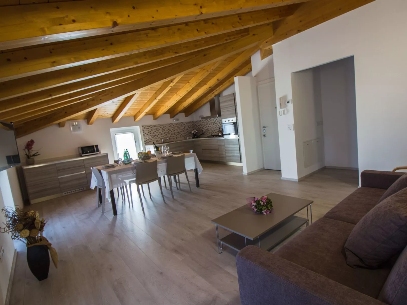 Ferienvilla 'Perla del Lago' mit privatem Pool-Dedans