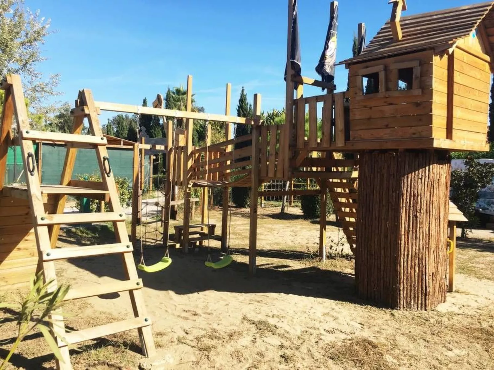 Mobilheim auf einem Campingplatz in der Nähe des Meeres und Pisa-Image-tags.info