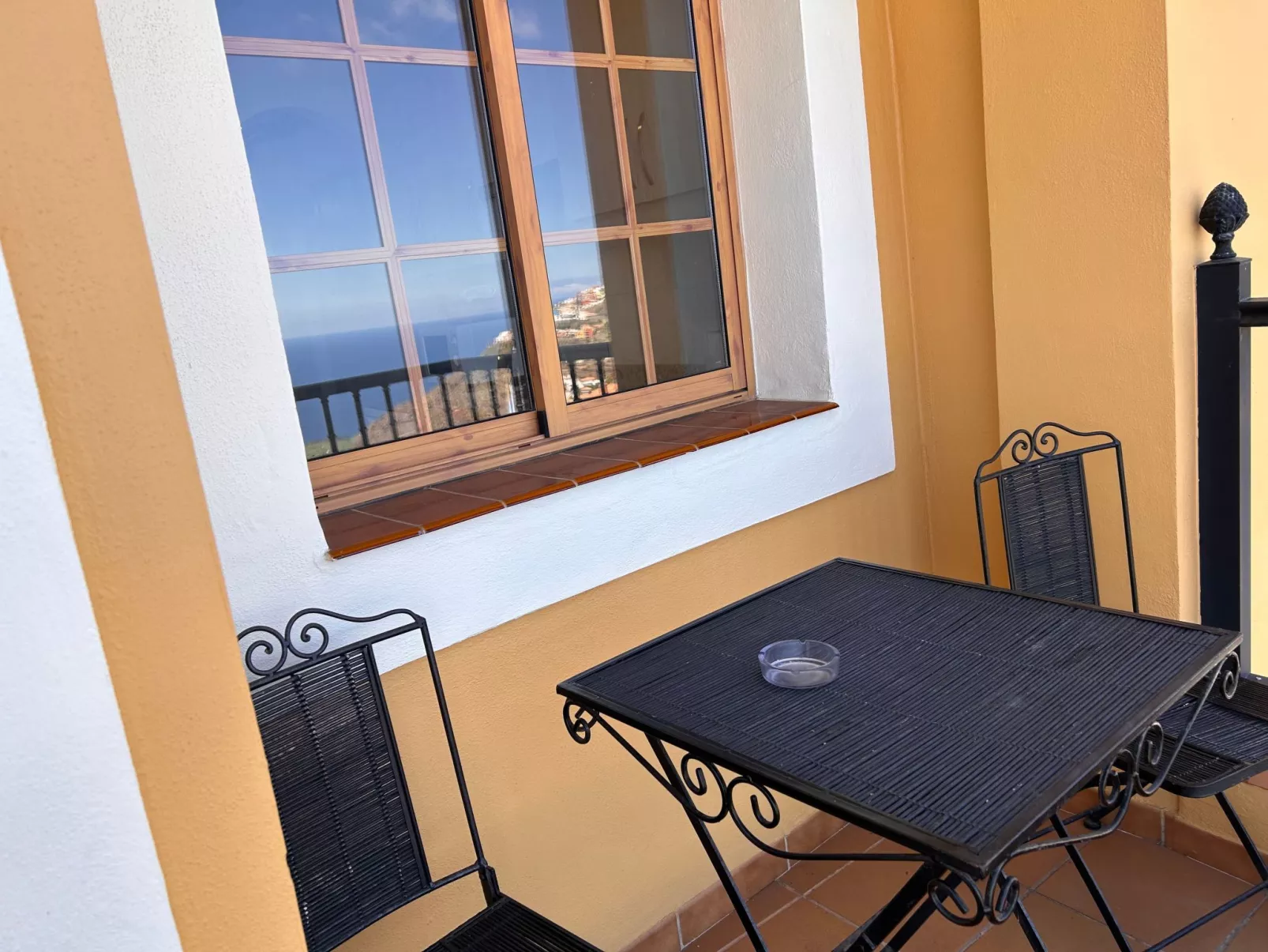 Apartment mit Balkon und Meerblick-Draußen