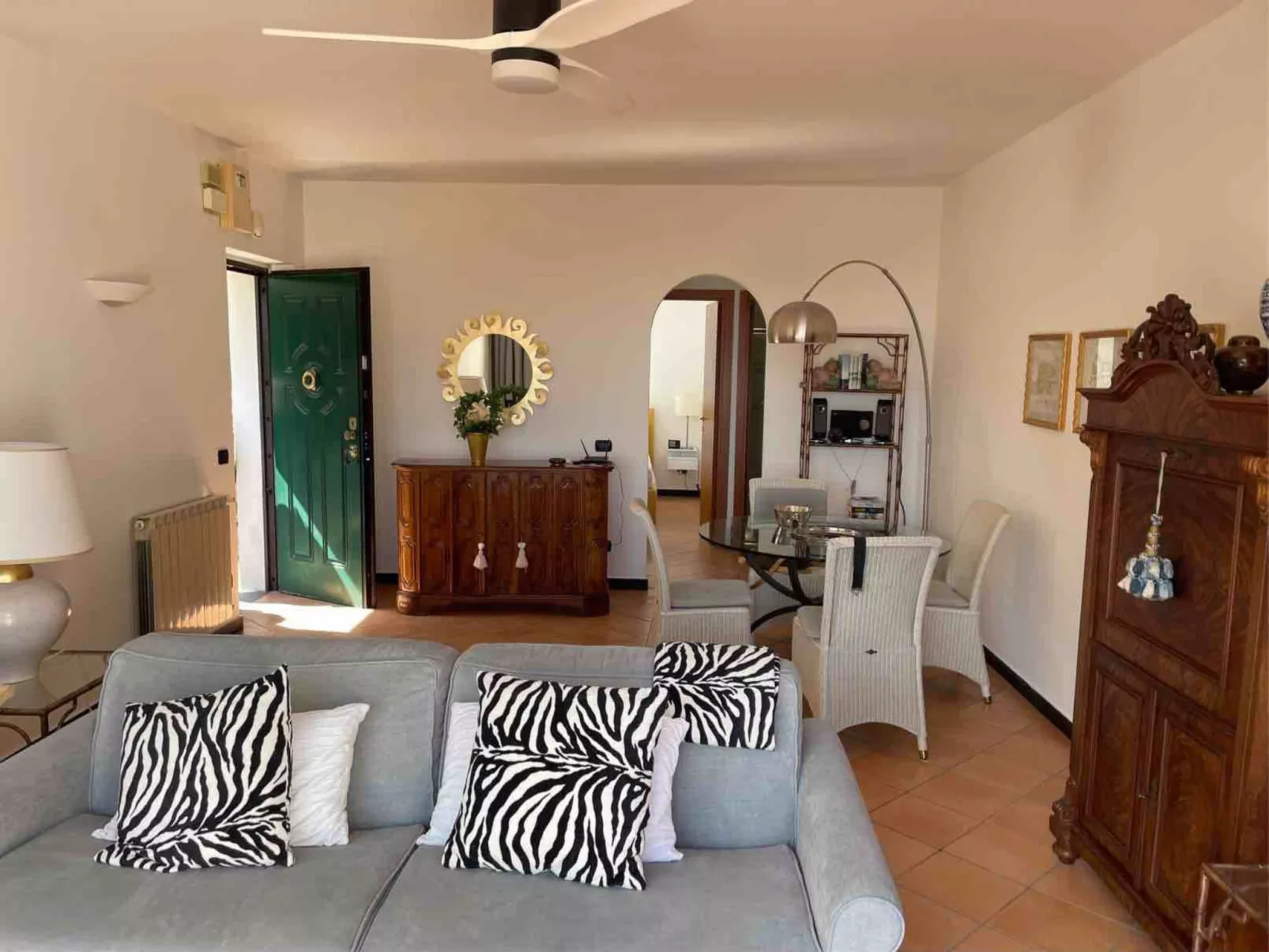 Junges Haus' Wohnung mit Wasserblick-Inside