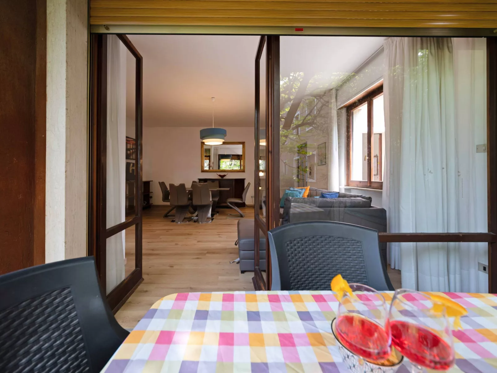 Mit Terrasse-Drinnen