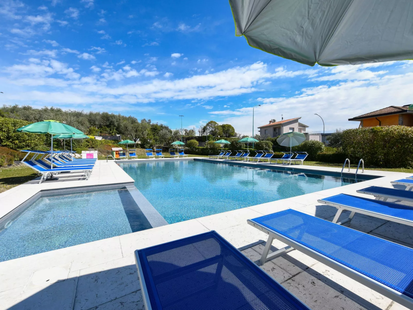 Wohnung mit Balkon, Schwimmbad und Seeblick-Outside