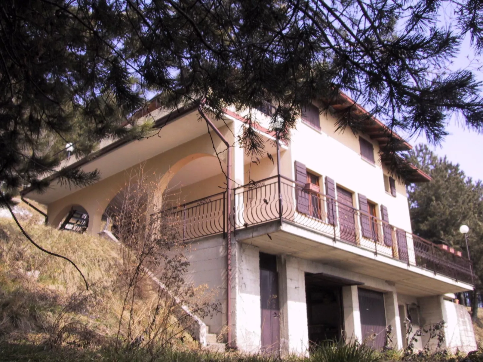 In einer Villa mit Garten und Blick auf den Gardasee-Outside