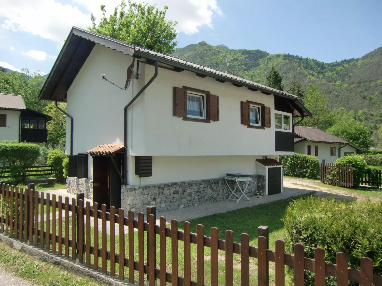 Freistehendes Haus mit eingezäuntem Privatgarten-Outside