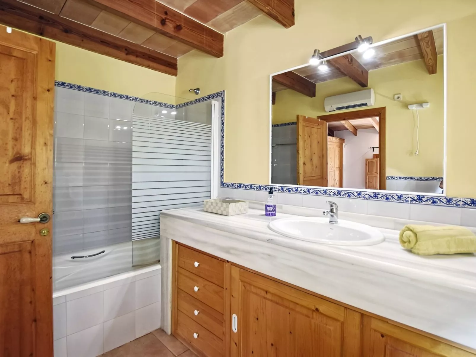 Finca mit Bergblick, Schwimmbad und Klimaanlage.-Drinnen