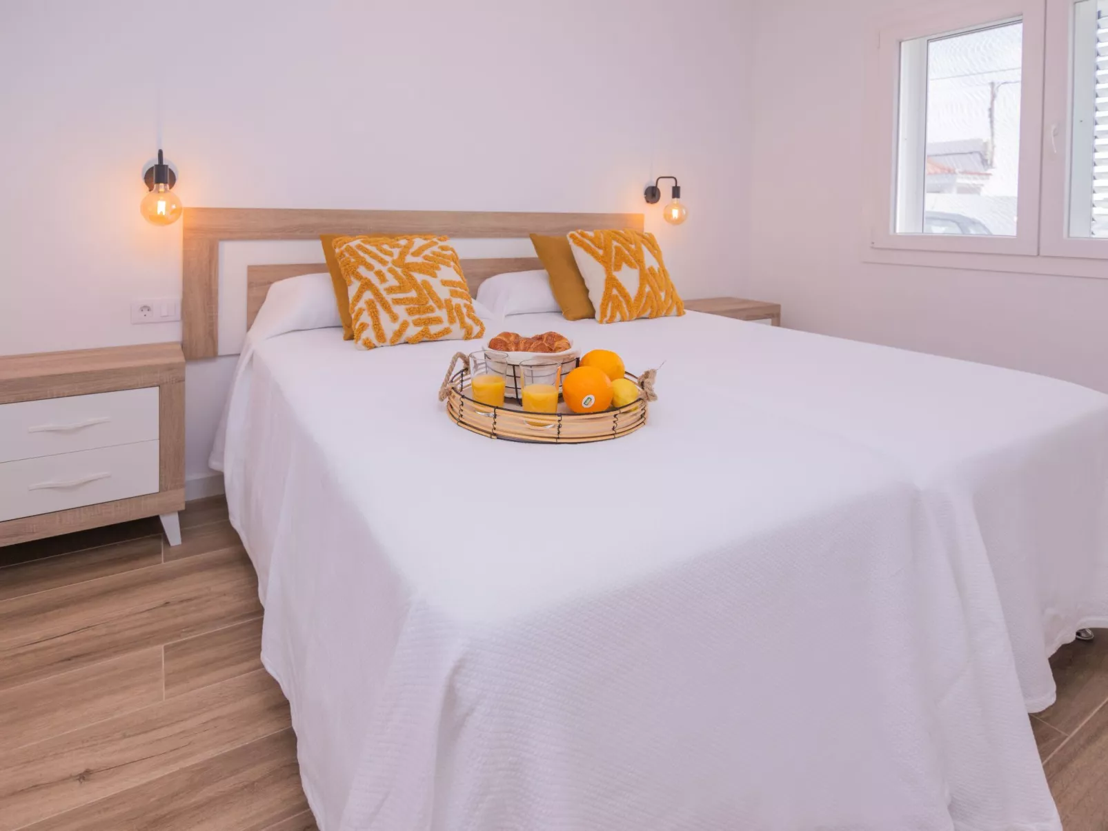 Modernes und helles Ferienhaus direkt am Meer, mit zwei großen Terrassen, Garte-Drinnen