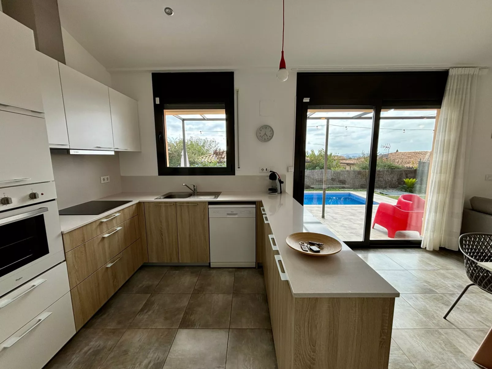 Modernes Einfamilienhaus mit Pool-Drinnen