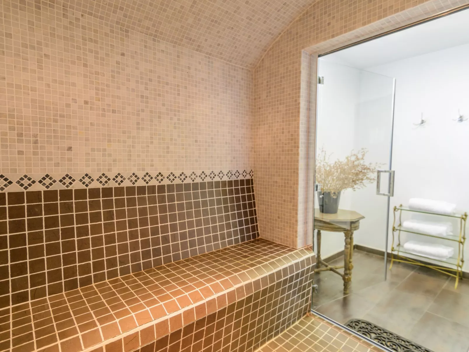 Spa-Spielzimmer mit Außen-Whirlpool und Schwimmbad-Inside