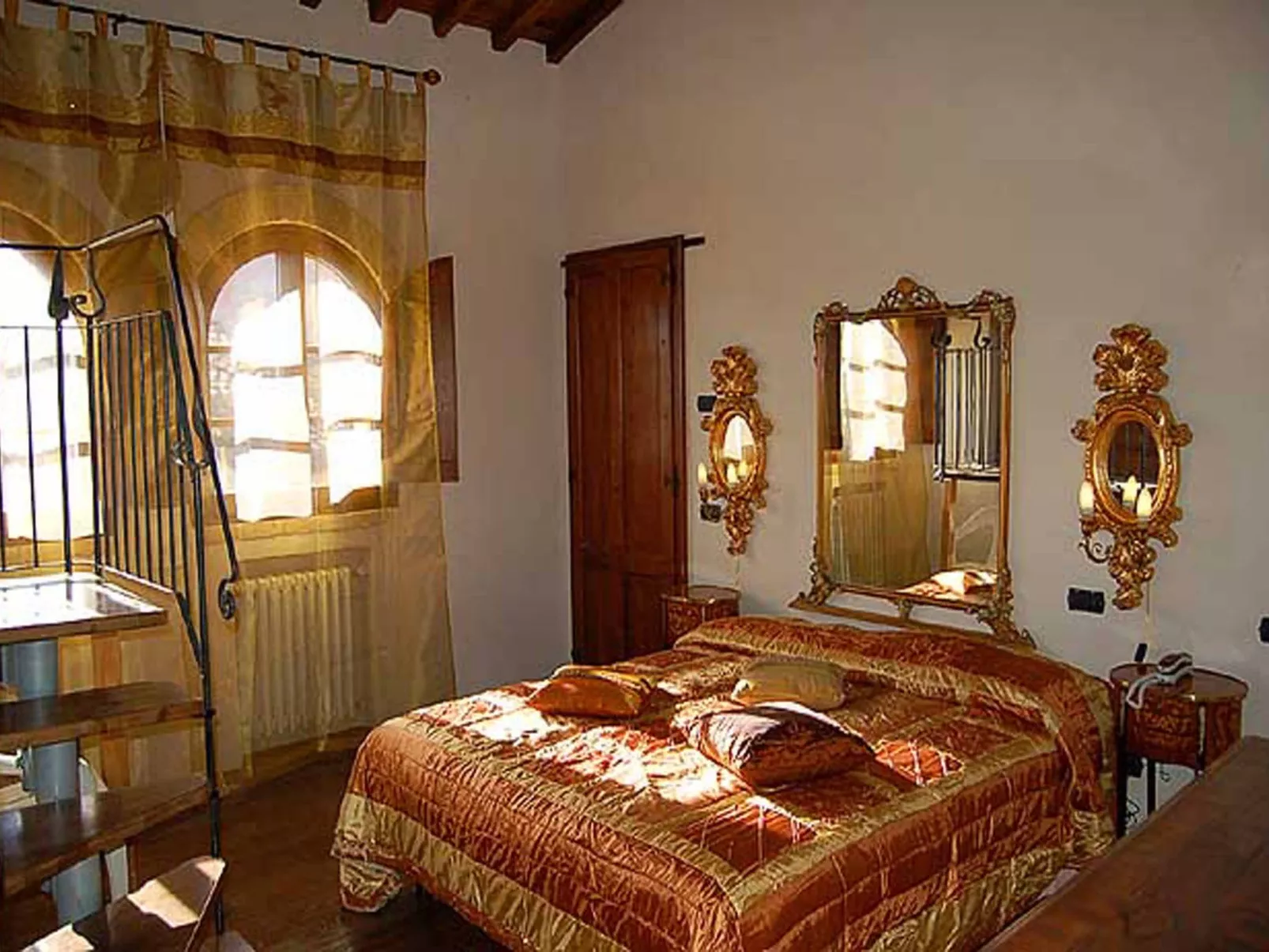 Altes Kloster und eleganter Landsitz-Inside