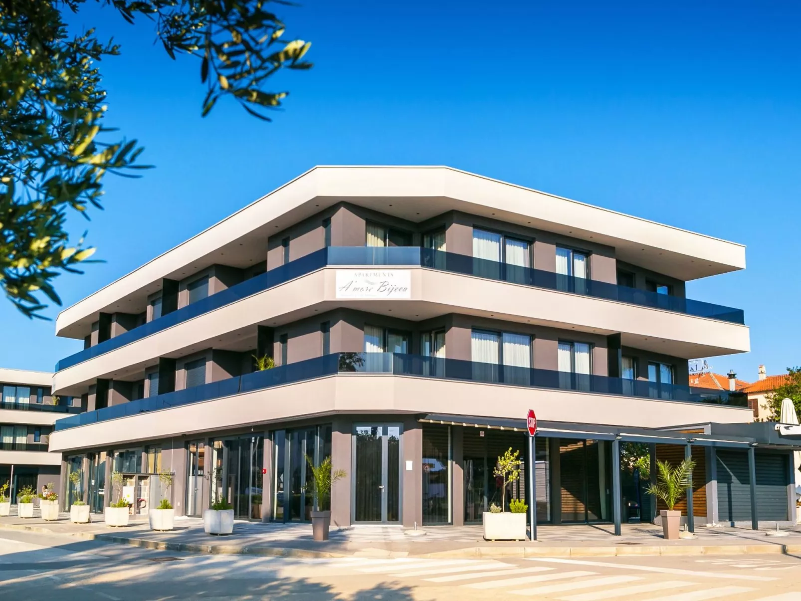 Wohnung "A'more Bijeca2" mit Blick auf das Wasser-Dehors