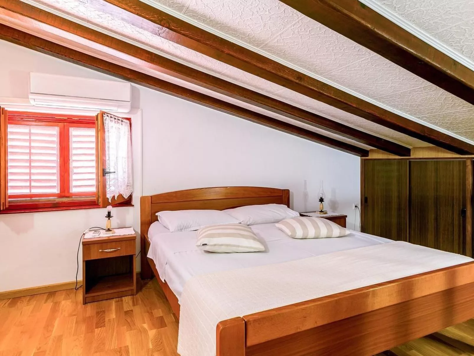 "Elvira" mit Terrasse-Drinnen