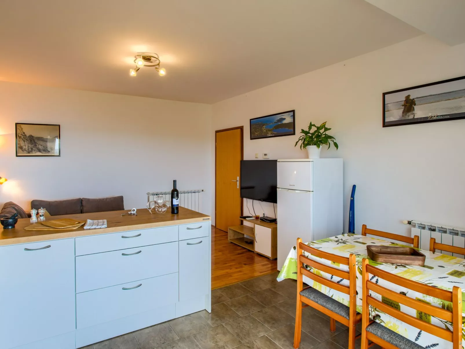 Schöne Wohnung in Medulin mit Möbliertem Balkon-Drinnen