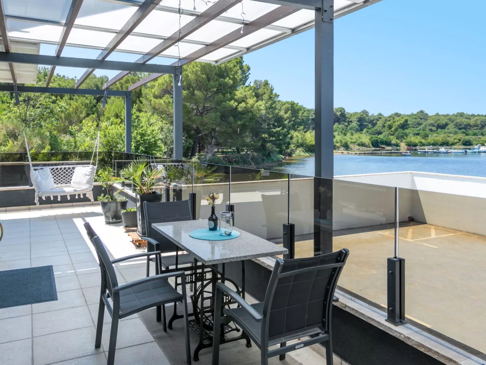 Für 4 Personen ca. 80m, in Medulin-Outside