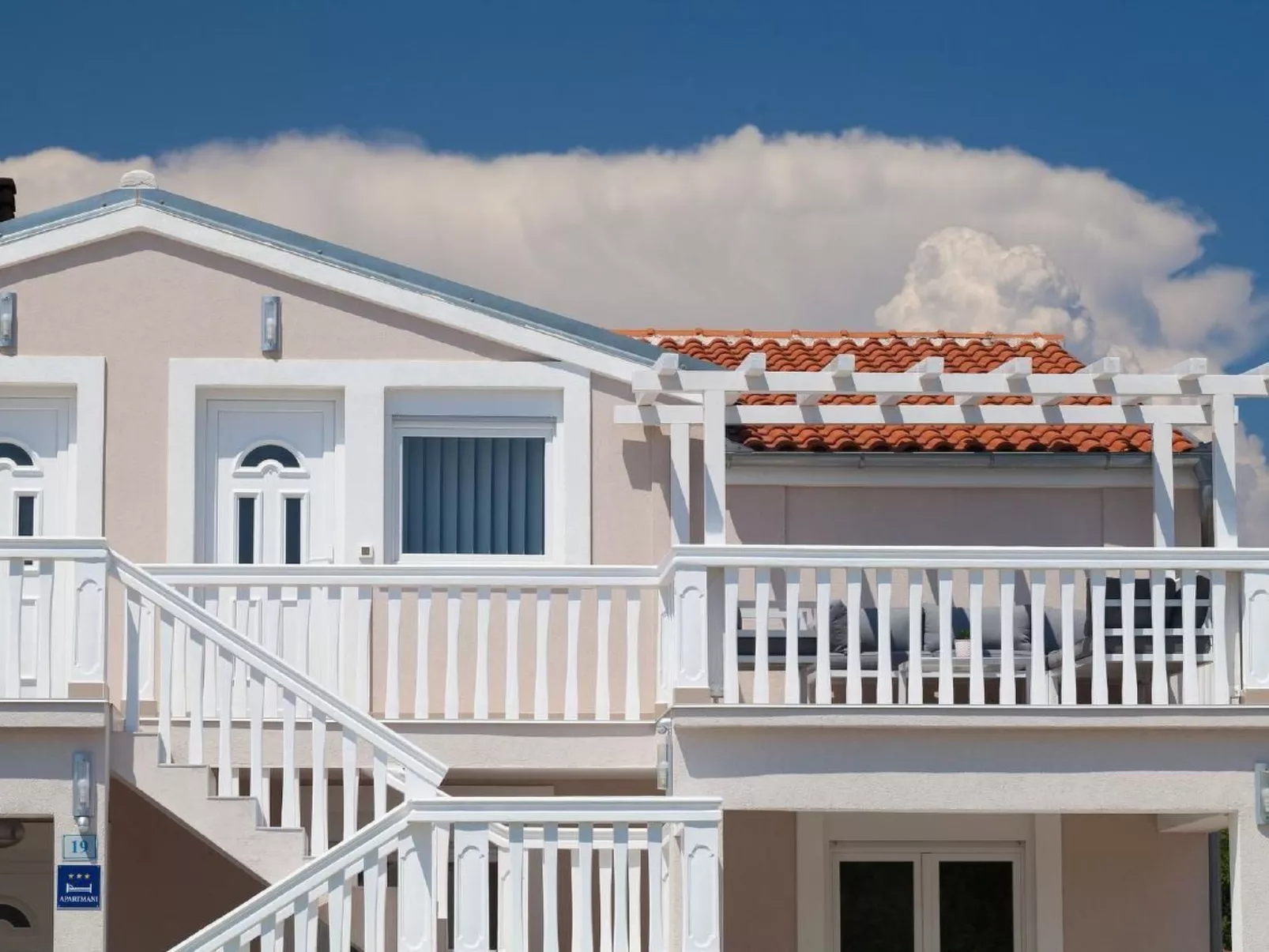 Mit Jacuzzi in Villa mit Parkplatz-Draußen