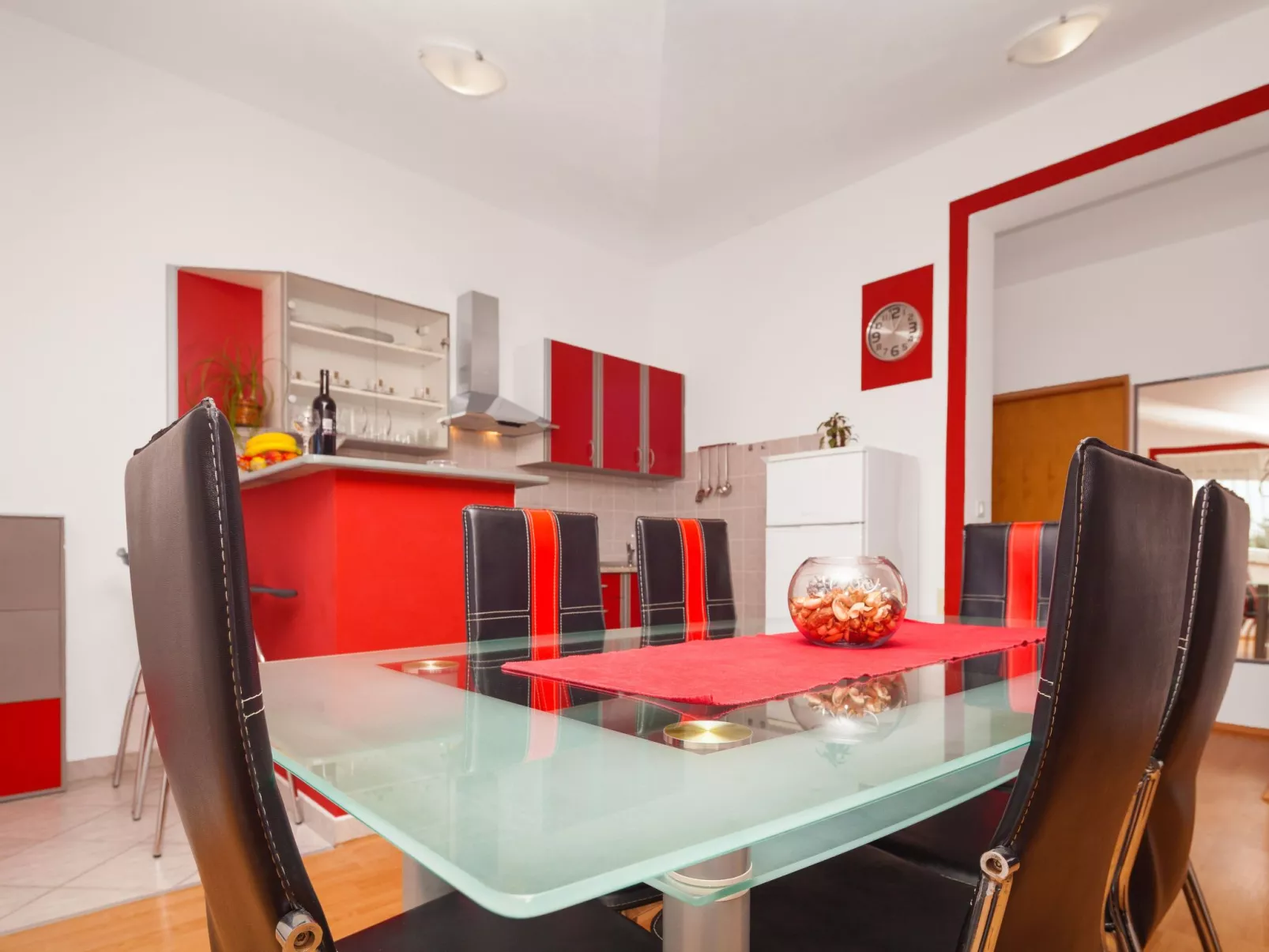 Ema Red mit Jacuzzi-Drinnen