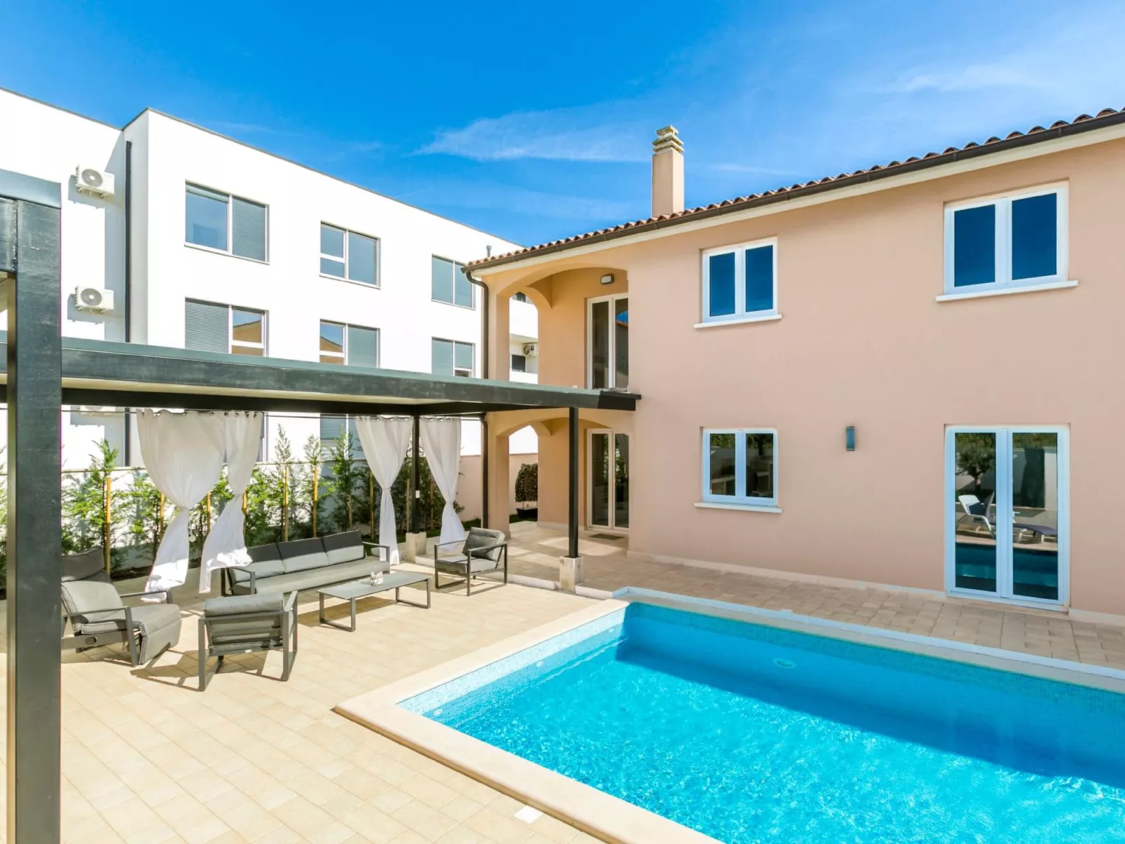 "Suzy" mit privatem Pool-Outside