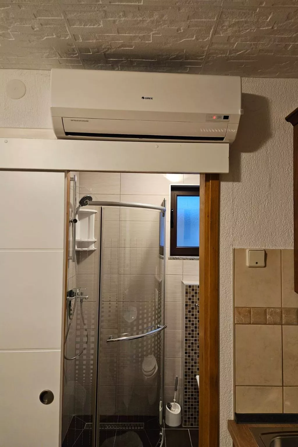 "Second" mit Terrasse-Drinnen