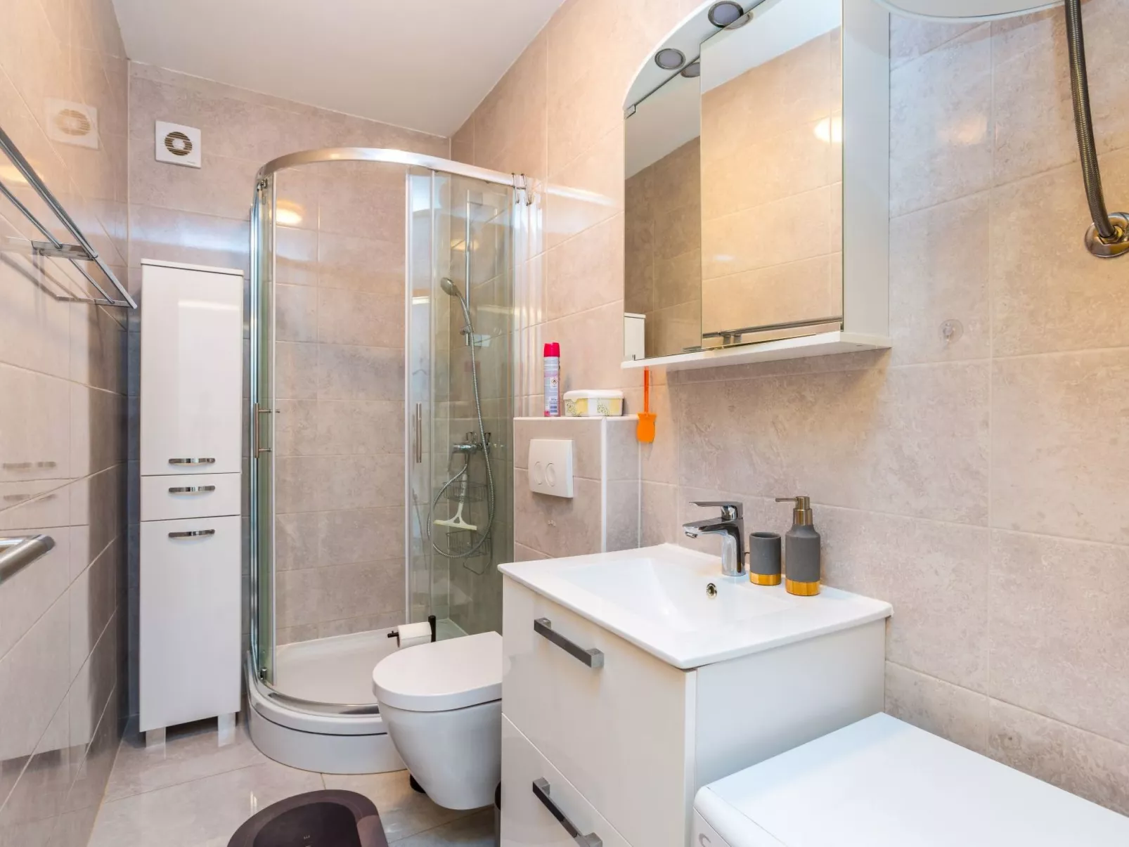 "Emira Mukalba" mit Terrasse-Dedans